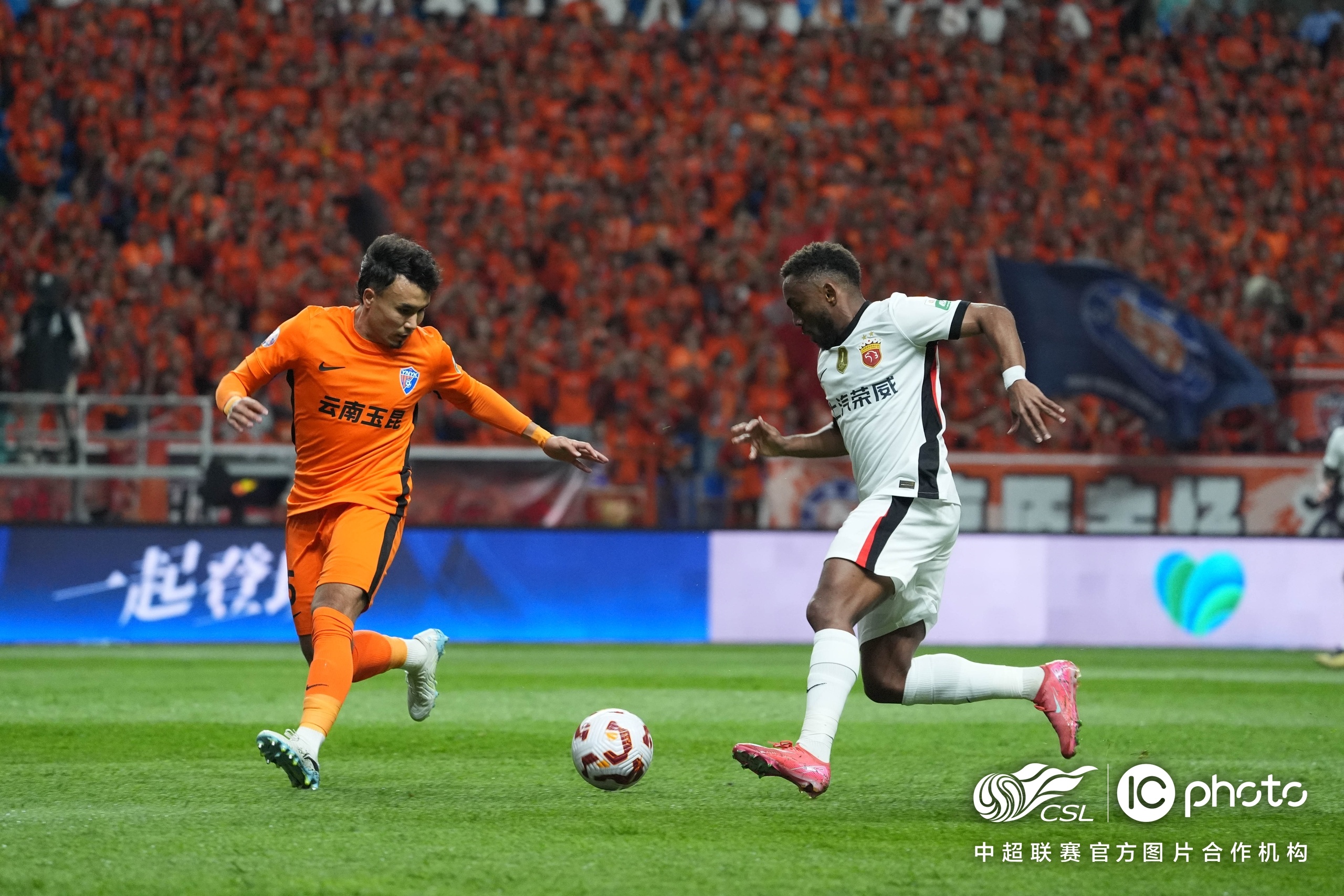 包含赛地聚焦：足总杯国际比赛日热度飙升，巴塞罗那豪取连胜，更衣室稳定，更衣室氛围转暖的词条星空体育登录入口